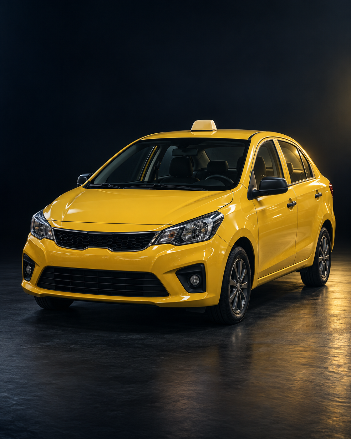 Taxi amarillo compacto sobre fondo de estudio oscuro, categoría C1 de servicio público